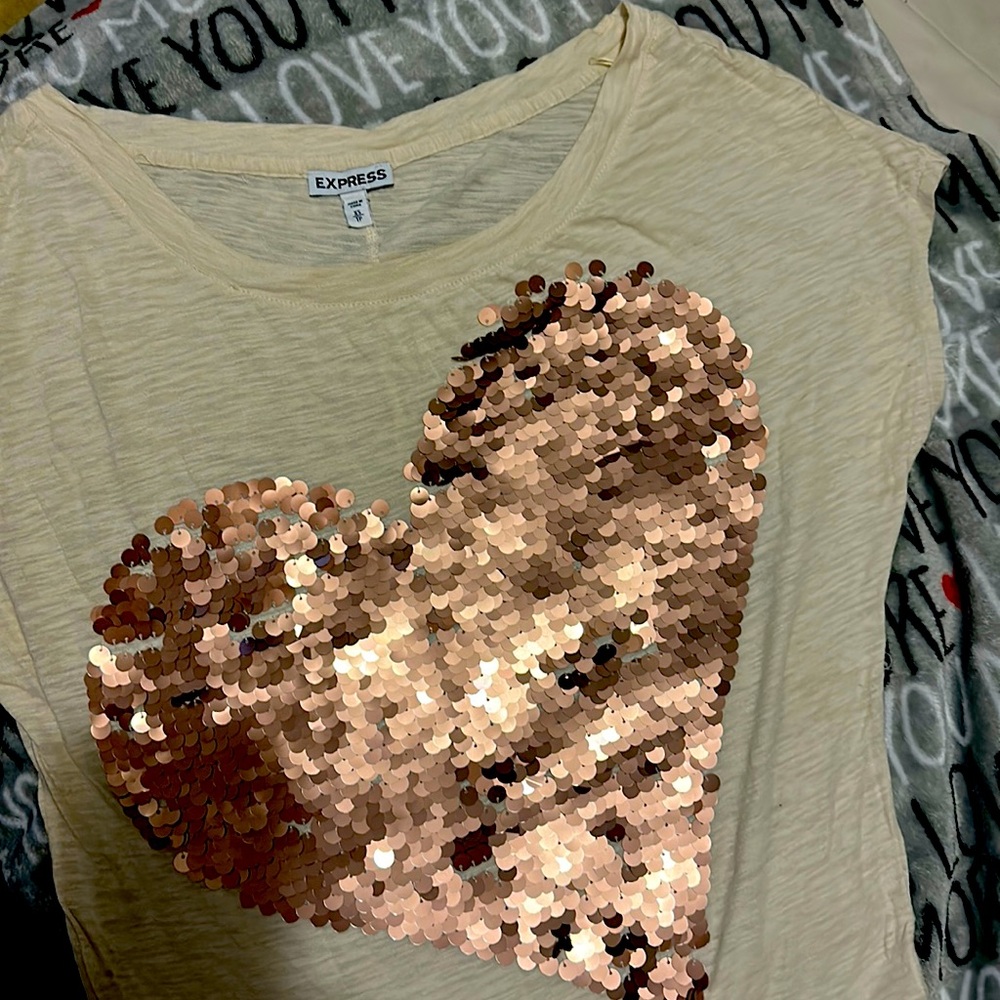 Express  tshirt XS Cream with bronze ♥️ in the middle made of sequins🔥🥰😍